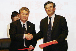 大山英佳總經(jīng)理同海洋大學(xué)于志剛校長(zhǎng)共同簽署協(xié)議書