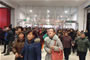 顧客們興高采烈地進(jìn)店購物。