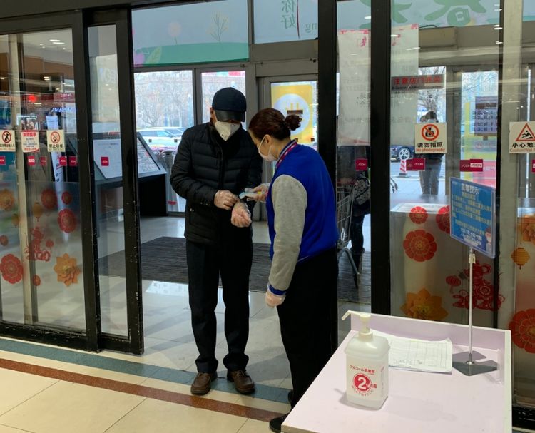 對(duì)來店顧客測(cè)量體溫，戴好口罩的溫馨提示